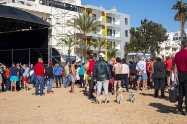 İnsanlar yeni yılın ilk dalışını bekliyor.