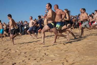 İnsanlar yeni yılın ilk dalışını bekliyor.