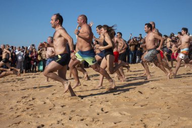 İnsanlar yeni yılın ilk dalışını bekliyor.
