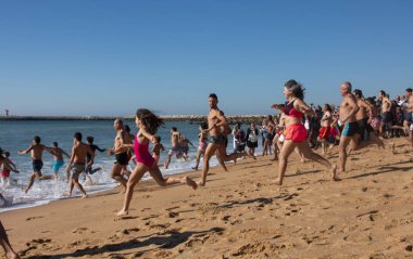 İnsanlar yeni yılın ilk dalışını bekliyor.
