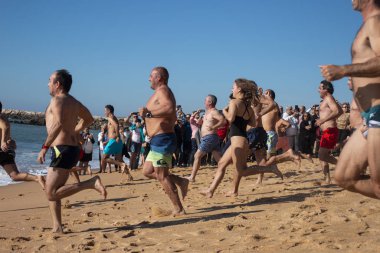 İnsanlar yeni yılın ilk dalışını bekliyor.