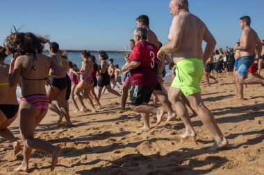 İnsanlar yeni yılın ilk dalışını bekliyor.