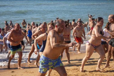 İnsanlar yeni yılın ilk dalışını bekliyor.