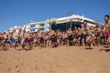 İnsanlar yeni yılın ilk dalışını bekliyor.