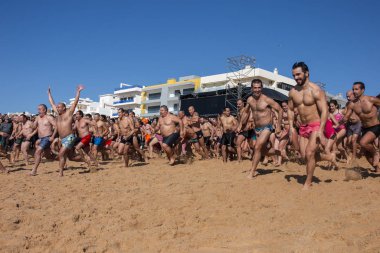 İnsanlar yeni yılın ilk dalışını bekliyor.