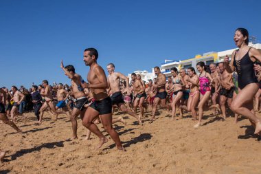 İnsanlar yeni yılın ilk dalışını bekliyor.