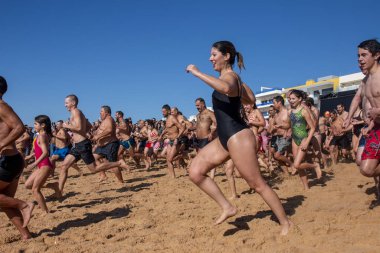 İnsanlar yeni yılın ilk dalışını bekliyor.