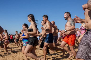 İnsanlar yeni yılın ilk dalışını bekliyor.