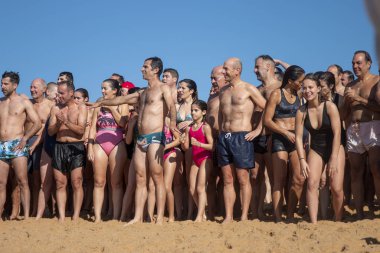 İnsanlar yeni yılın ilk dalışını bekliyor.