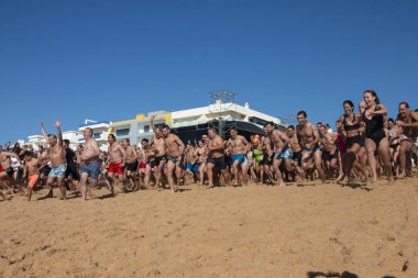 İnsanlar yeni yılın ilk dalışını bekliyor.