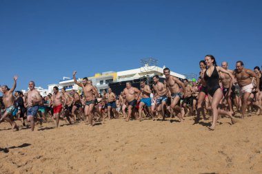 İnsanlar yeni yılın ilk dalışını bekliyor.