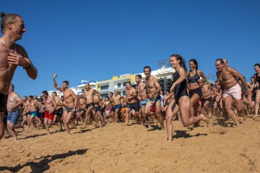 İnsanlar yeni yılın ilk dalışını bekliyor.