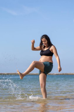 hamile kadın eğleniyor