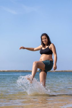 hamile kadın eğleniyor