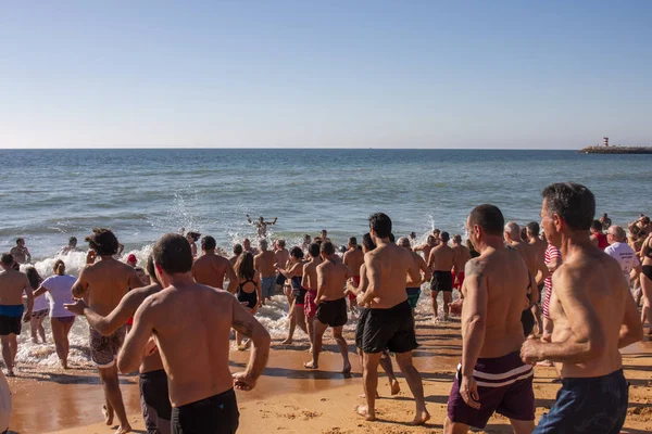 People wait for first dive of new year — ストック写真