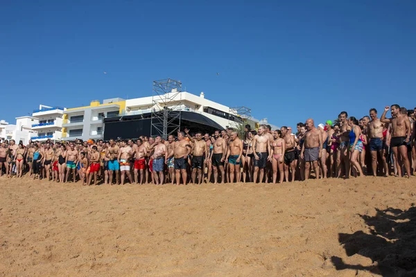 People wait for first dive of new year — Stock Photo, Image