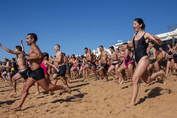 İnsanlar yeni yılın ilk dalışını bekliyor.