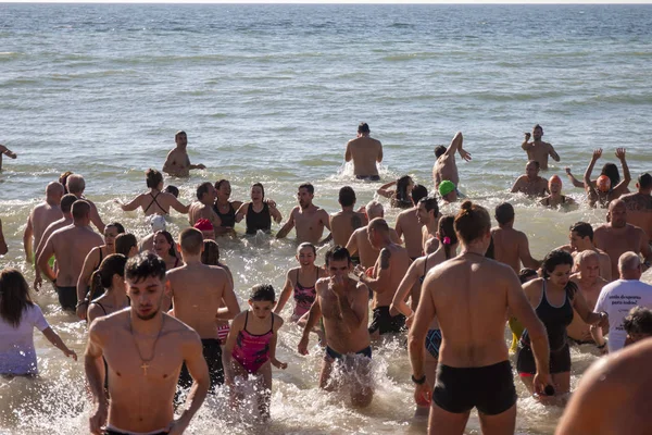 People wait for first dive of new year — Stock Photo, Image