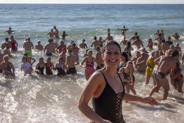 People wait for first dive of new year — Stock Photo, Image