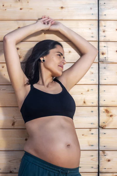 Mujer embarazada posa con las manos . — Foto de Stock