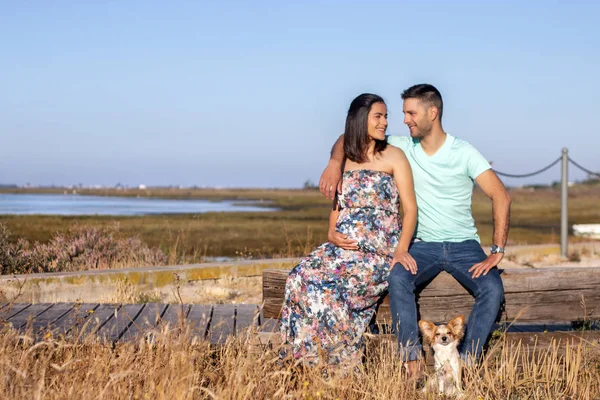 Pregnant happy couple with small dog — ストック写真