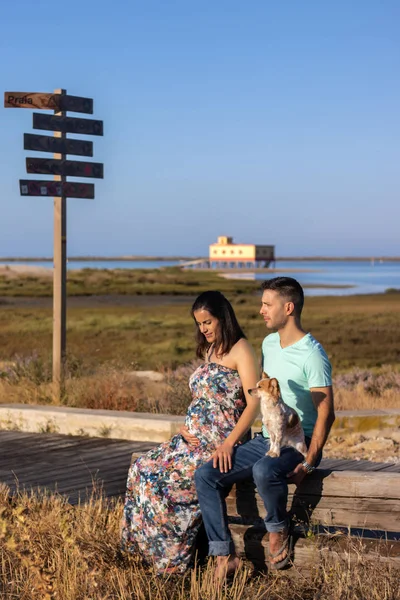 Pregnant happy couple with small dog — ストック写真