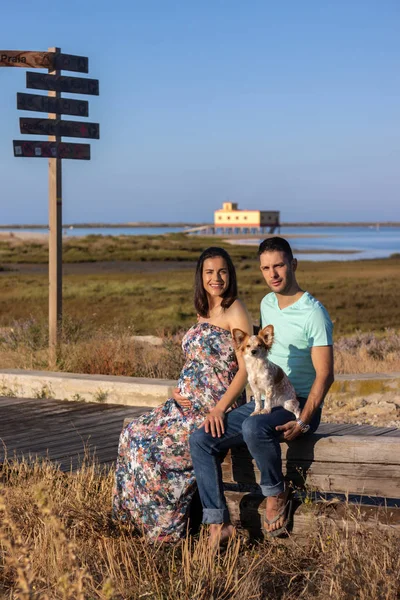 Pregnant happy couple with small dog — ストック写真