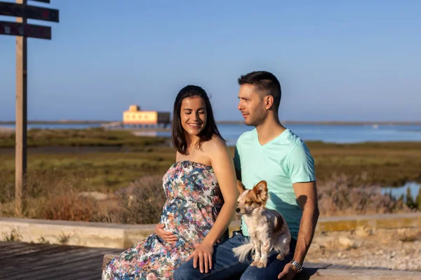 Pregnant happy couple with small dog — ストック写真