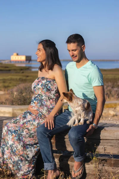 Pregnant happy couple with small dog — ストック写真