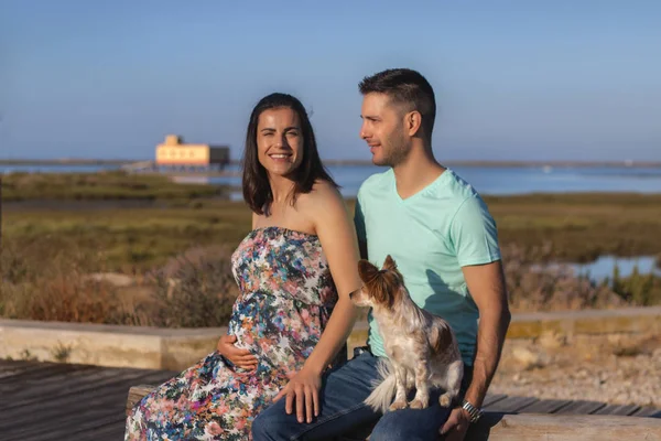 Pregnant happy couple with small dog — ストック写真