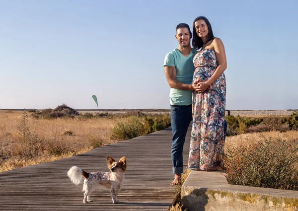 Schwangere glückliche Paar mit kleinem Hund — Stockfoto