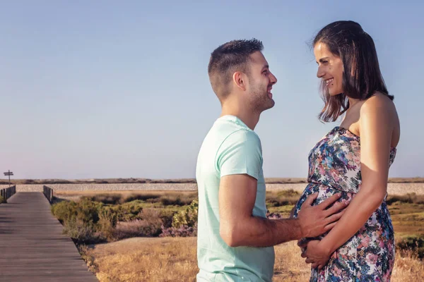 Pregnant happy couple with small dog — ストック写真