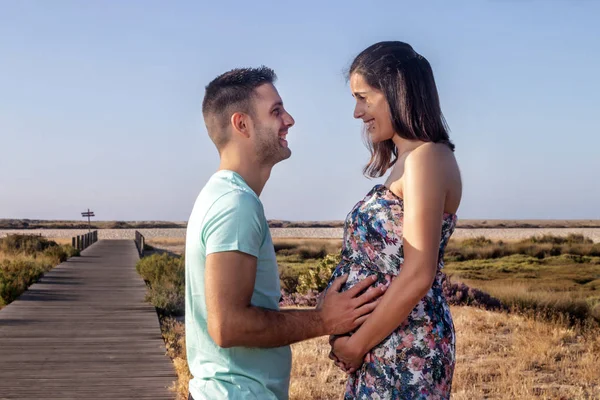 Pregnant happy couple with small dog — ストック写真