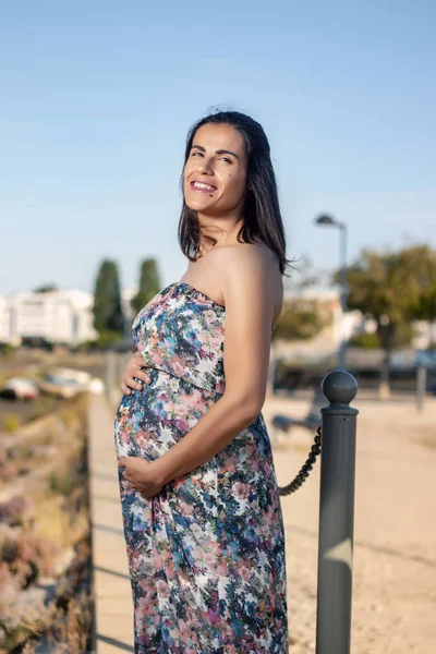 Zwangere vrouw poseert op de moerassen. — Stockfoto