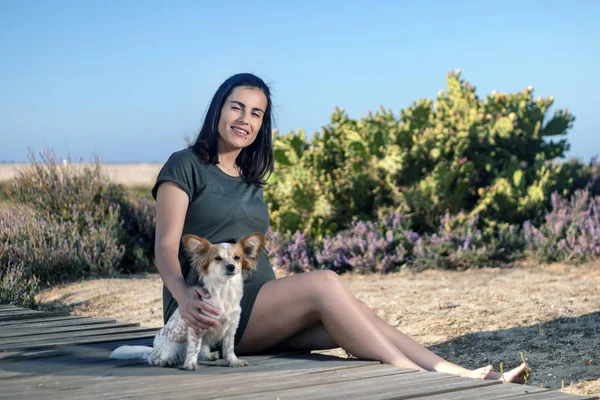 Mujer embarazada posa en los pantanos . —  Fotos de Stock