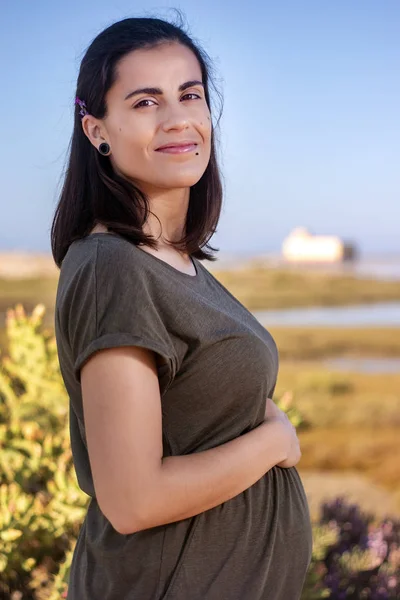 Zwangere vrouw poseert op de moerassen. — Stockfoto