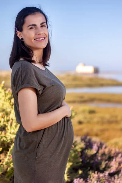 Zwangere vrouw poseert op de moerassen. — Stockfoto