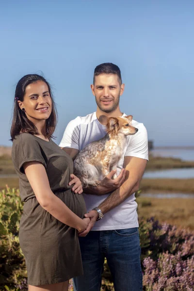 Pregnant happy couple with small dog — 스톡 사진