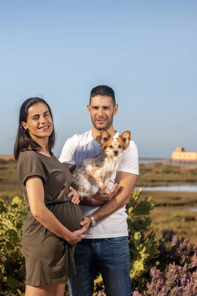 Pregnant happy couple with small dog — 스톡 사진