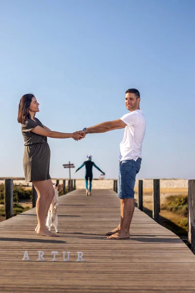 Pregnant happy couple with small dog — 스톡 사진