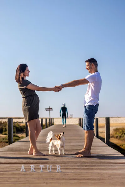 Pregnant happy couple with small dog — ストック写真