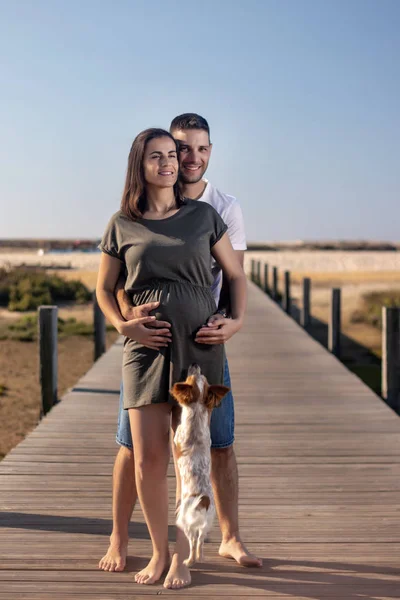 Pregnant happy couple with small dog — 스톡 사진