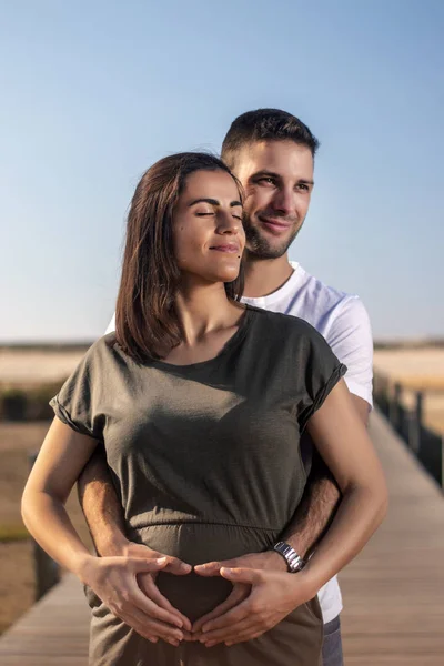 怀孕的幸福夫妻 — 图库照片
