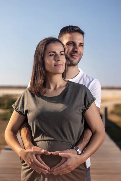 Embarazada feliz pareja —  Fotos de Stock