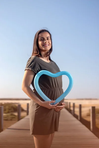 Une femme enceinte pose sur les marais . — Photo