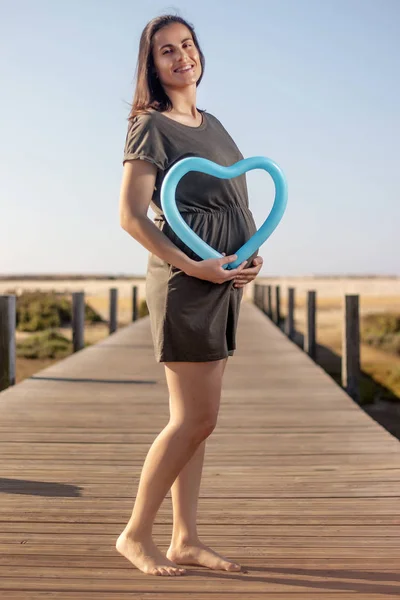 Une femme enceinte pose sur les marais . — Photo