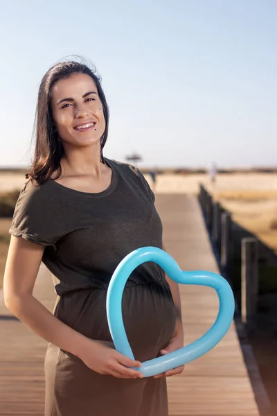 Zwangere vrouw poseert op de moerassen. — Stockfoto