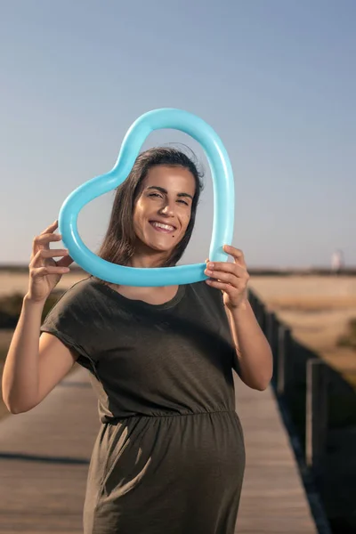 Zwangere vrouw poseert op de moerassen. — Stockfoto