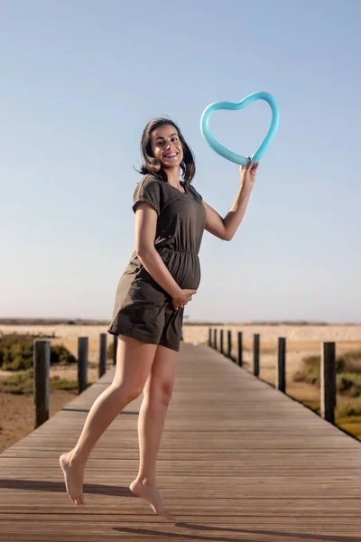 Zwangere vrouw poseert op de moerassen. — Stockfoto