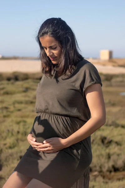 Zwangere vrouw poseert op de moerassen. — Stockfoto